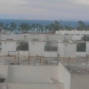 赫尔格达Hurghada Sea View Apartment的白色的海景建筑