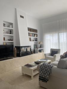 萨阿拉德洛斯阿图内斯Apartamento Costa Zahara的带沙发和壁炉的客厅