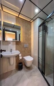基兹卡雷斯雷恩酒店的浴室配有卫生间、盥洗盆和淋浴。
