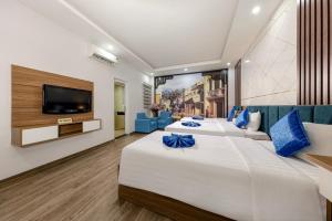 河内阿夸里欧斯大酒店的酒店客房设有两张床和一台平面电视。