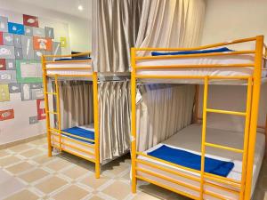 胡志明市Ehome Saigon - Gạo hostel的配有两张双层床的客房