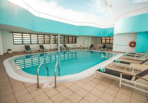 阿布扎比阿布扎比假日酒店的大型建筑中的大型游泳池