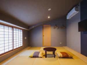 京都Giappo Franca Kyoto的一间房间,里面设有桌子和凳子