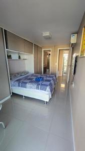 阿奎拉兹Apartamento Confortável - Porto das Dunas - Perto do Beach Park的一间卧室,卧室内配有一张大床