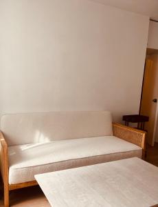 拉罗谢尔chez Jin Jin的白色墙壁的房间里一张沙发