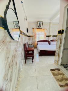 惹岛Hoa Bien Motel的一间卧室配有一张床和镜子
