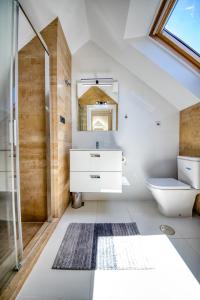 贝纳尔马德纳Penthouse Carabela Seaviews的浴室配有盥洗池、卫生间和镜子。