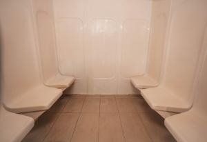 阿布扎比阿布扎比假日酒店的浴室里铺着瓷砖地板,排起了小便