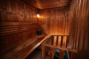 阿布扎比阿布扎比假日酒店的空的木制桑拿,里面设有长凳