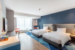 西安西安浐灞国际港智选假日酒店 的一间酒店客房,设有两张床和电视