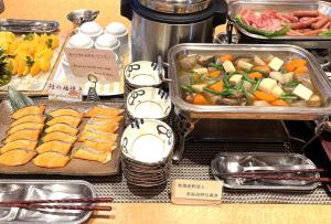 长野Hotel Courtland的餐桌上的蔬菜和肉类自助餐