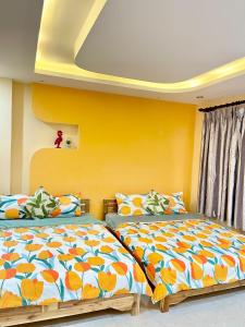 胡志明市Ehome Saigon的卧室内两张并排的床