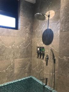 维勒珀图Thimbiri Wewa Resort Wilpattu的浴室配有浴缸和淋浴喷头。
