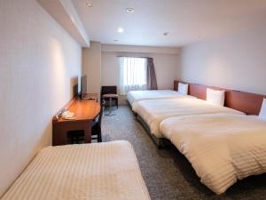 都城市船舶都城酒店的酒店客房设有三张床和一张书桌