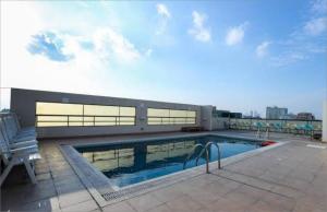 麦纳麦Capital O 111 Infinity Suites的建筑物屋顶上的游泳池