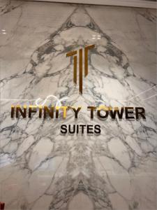 麦纳麦Super OYO Capital O 111 Infinity Suites的大理石墙,上面标有无边塔楼套房