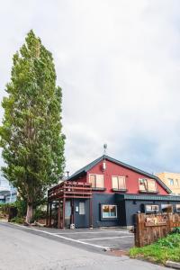 小樽Populus-club Otaru - Vacation STAY 91869v的一座红蓝色的建筑,前面有一棵树