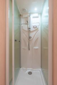 小樽Populus-club Otaru - Vacation STAY 91869v的浴室里设有玻璃门淋浴
