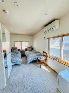 小樽Populus-club Otaru - Vacation STAY 91869v的一间带两张床和窗户的客厅