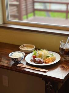 小樽Populus-club Otaru - Vacation STAY 91869v的桌子上放着一盘食物的桌子