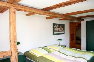 PapstdorfApartmenthaus Brunnenhof的一间卧室设有一张床和木梁。