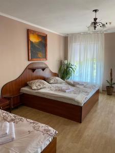 LalovoHotel Zoloti Vorota的一间卧室设有两张床和窗户。
