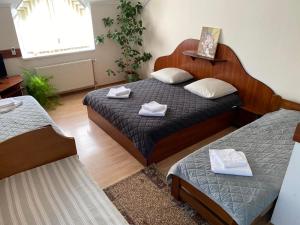 LalovoHotel Zoloti Vorota的一间卧室配有两张带毛巾的床