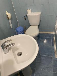 LalovoHotel Zoloti Vorota的浴室配有白色水槽和卫生间。