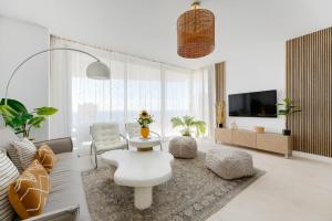 贝尼多姆SAKURA by Costa Activa Rentals的客厅配有沙发和桌子