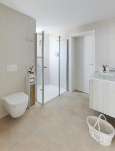 贝尼多姆SAKURA by Costa Activa Rentals的带淋浴、卫生间和盥洗盆的浴室