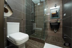 泰拉维Villa Lapa的一间带卫生间和玻璃淋浴间的浴室