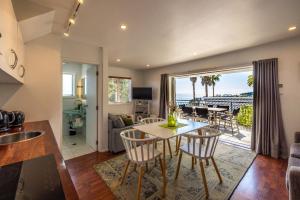 棕榈滩2 bdrm,2 level Cottage, Kayaks, SKY TV, Wifi(Car?)的厨房以及带桌椅的起居室。