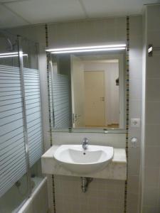 卡尔佩Plaza Mayor的一间带水槽和镜子的浴室
