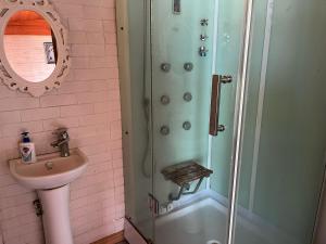 乌兰巴托加纳旅馆的带淋浴和盥洗盆的浴室