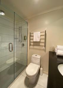 纳尔逊萨克斯顿汽车旅馆的带淋浴、卫生间和盥洗盆的浴室