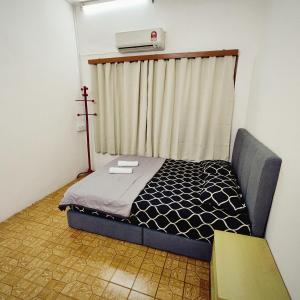 蕉赖Cheras Landed Homestay 4BR - 10Pax - MRT Suntex的小房间设有一张带窗户的床