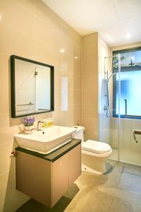 吉隆坡Continew Residence KL CoBNB的一间带水槽、卫生间和镜子的浴室