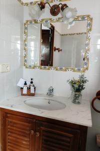 Fogars de MontclusCAN LLOBET Espai Rural Slow的一间带水槽和镜子的浴室