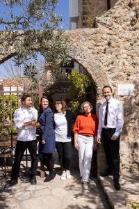 穆斯捷-圣玛丽La Bastide De Moustiers - Hôtel et Restaurant - Teritoria的一群站在石头建筑前面的人