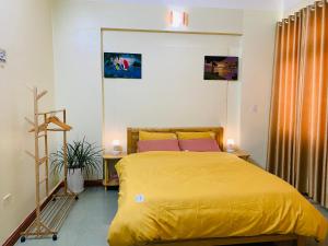 高平Su Homestay的一间卧室配有一张黄色毯子床