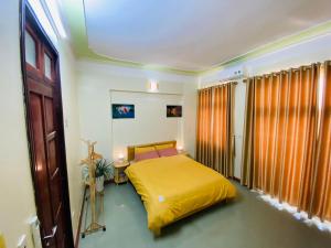 高平Su Homestay的卧室里设有一张黄色的床