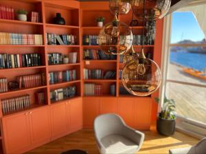 亨宁斯韦尔Villa Bryggekanten - by Classic Norway Hotels的橙色客房,设有书架和书架