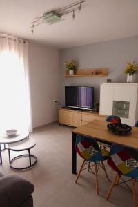 特伦普apartament dúplex "Alsina"的客厅配有桌子和电视