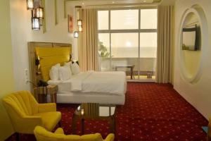 克里比Hôtel du Phare的酒店的客房 - 带一张床、椅子和窗户