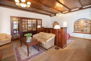 考纳斯道济达斯老城酒店的客厅配有沙发和桌子