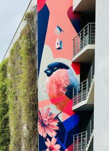 波尔多城市波尔多中央酒店的鸟儿在建筑物边的壁画