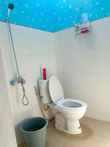 Ngabeand'Topadan Guest House的一间带卫生间和淋浴的浴室