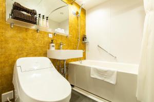 京都京都山科山乐酒店的浴室配有卫生间、盥洗盆和浴缸。