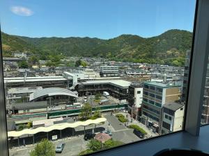 京都京都山科山乐酒店的从窗户可欣赏到城市美景
