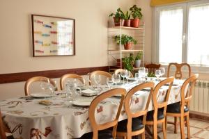 ObanosCASA RAICHU的用餐室配有桌椅和酒杯